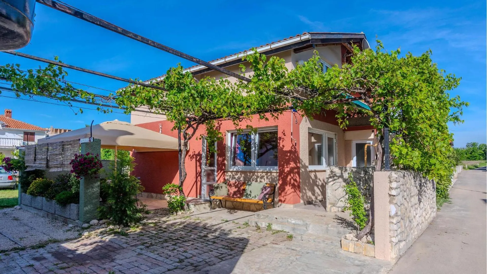 2 Bedroom Amazing Apartment In Nin kontakter